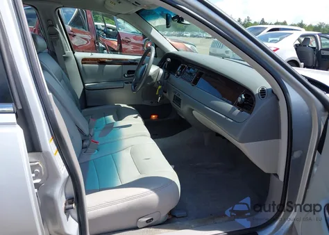 1999 Lincoln Town Car Signature из США, поврежденный, VIN 1LNHM82W0XY668220